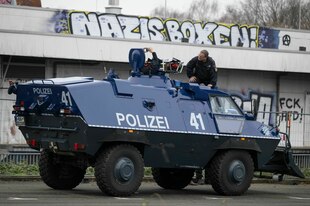 Ein Räumpanzer vor einer Brücke