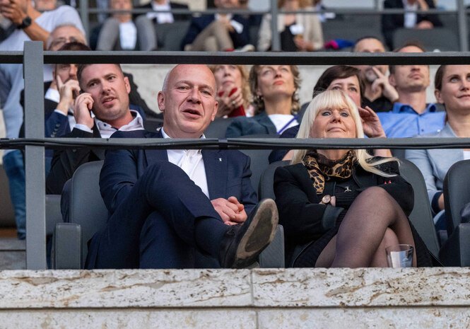 Kai Wegner und Iris Spranger sitzen im Berliner Olympiastadion