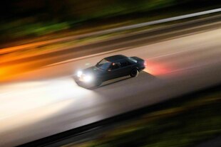 Ein Auto mit Verbrennermotor fährt am frühen Morgen über die Autobahn