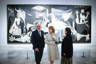 Bundespräsident Frank-Walter Steinmeier (l) und seine Frau Elke Büdenbender (M.) stehen im Museum vor Pablo Picassos Gemälde ?Guernica?
