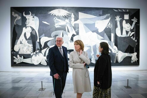 Bundespräsident Frank-Walter Steinmeier (l) und seine Frau Elke Büdenbender (M.) stehen im Museum vor Pablo Picassos Gemälde ?Guernica?