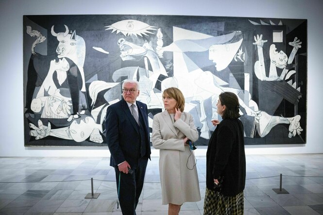 Bundespräsident Frank-Walter Steinmeier (l) und seine Frau Elke Büdenbender (M.) stehen im Museum vor Pablo Picassos Gemälde ?Guernica?