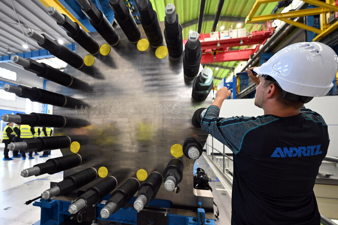 Christoph-Bufe-Industriemechaniker-kontrolliert-einen-sogenannten-Stack-am-Tag-der-Einweihung-eines-Elektrolyse-Kompetenzzentrum