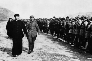 Mao Zedong mit Truppen in Yenan, Oktober 1944