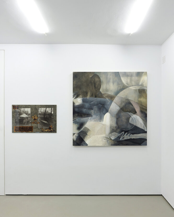 Blick in die Ausstellung der Galerie TBA, links sind Andriy Rachinskiys Collagen und rechts Konrad Krzyzanowskis Malereien