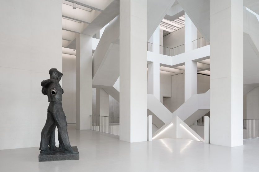 Aina Szapocznikows Skulptur steht im Treppenhaus des neuen Museumsbaus, sie zeigt zwei Menschen mit gekappten Armen.