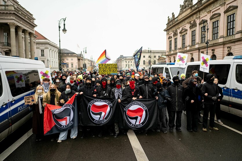 Antifaschistische Demonstranten zwischen Polizeiautos Unter den Linden