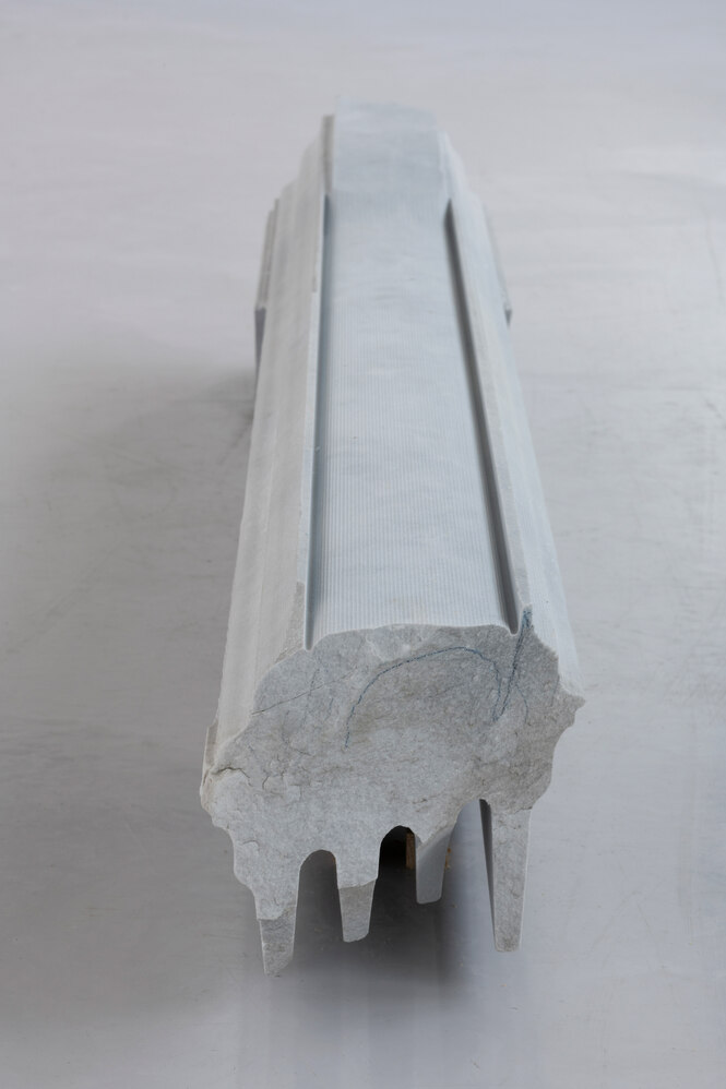 Ein scheinbar funktional bearbeiteter Steinblock, ein Kunstwerk von Trisha Donnelly