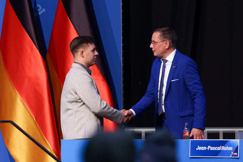 Parteichef Tino Chrupalla schüttelt dem frisch gewählten Rechtsextremisten Jean-Pascal Hohm die Hand