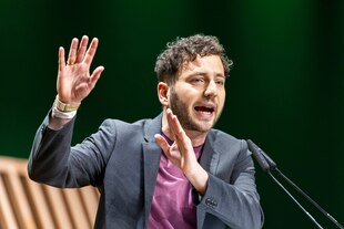 Der grüne Co-Vorsitzende Felix Banaszek gestikuliert bei seiner Rede beim Parteitag