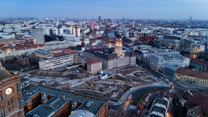 Blick auf die Baustelle am Molkenmarkt im Osten der Hauptstadt, aufgenommen vom Fernsehturm.