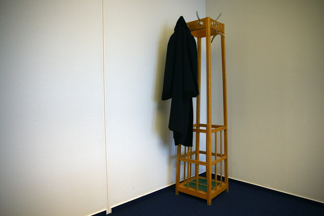 Eine Richterrobe hängt am Kleiderständer