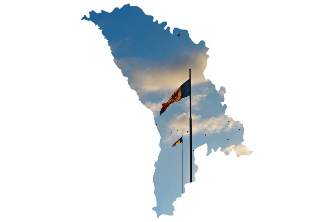 Moldawische Flagge vor blauem Himmel in den Umrissen der Karte der Moldau