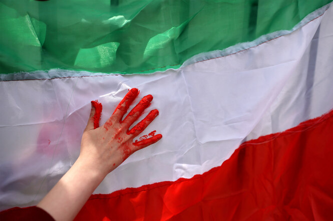 Blutige Hand auf einer Iran-Flagge