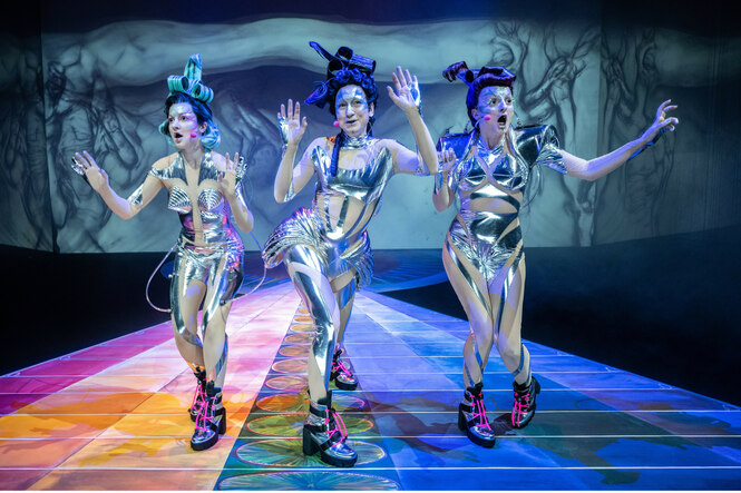 Drei Schauspielerinnen in silbernen Kostümen