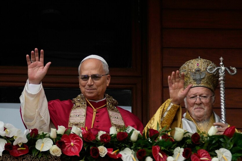 Zwei winkende alte Männer in Kirchentracht