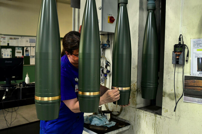 Produktion von Munition in einer Fabrik.