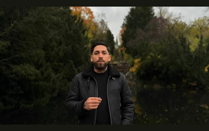 Can Sürücü in einem der Videos