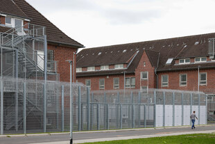 Blick auf die mit meterhohem Zaun umgebene Abschiebehaftanstalt in Glückstadt für Schleswig-Holstein, Hamburg und Mecklenburg-Vorpommern