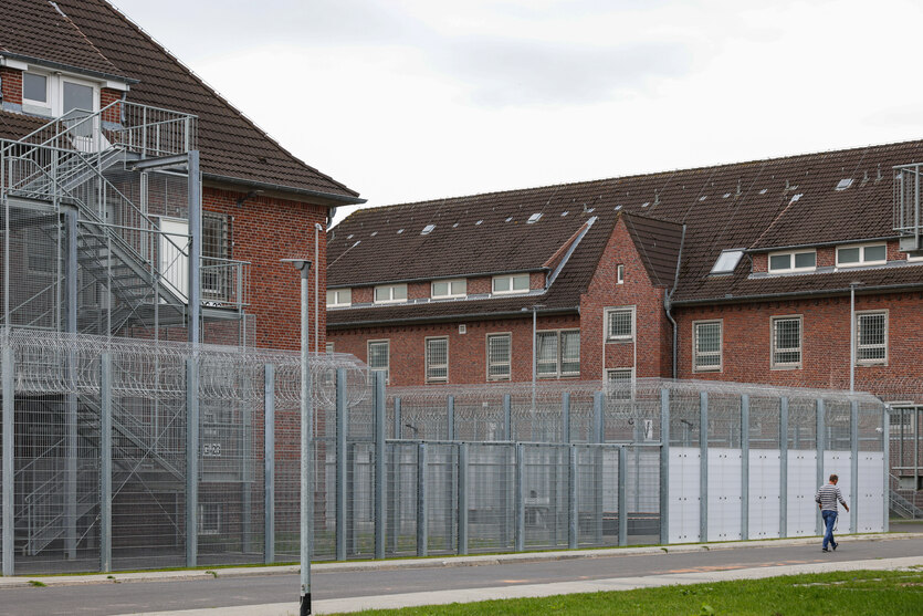 Blick auf die mit meterhohem Zaun umgebene Abschiebehaftanstalt in Glückstadt für Schleswig-Holstein, Hamburg und Mecklenburg-Vorpommern