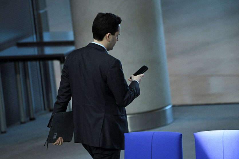 Vorsitzender der Jungen Union Johannes Winkel mit Smartphone.