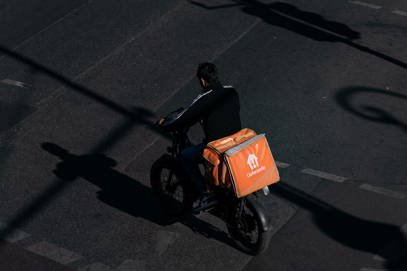 Ein Lieferando-Kurier auf dem Fahrrad