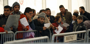 Flüchtlinge warten in der südserbischen Stadt auf ihre Registrierung