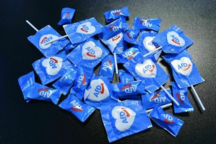 Diverse Süßwaren mit Logo: Schriftzug der AfD