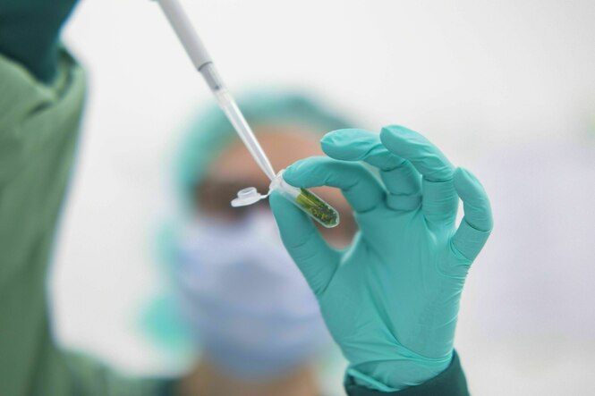 Eine Person in einem medizinischen Labor