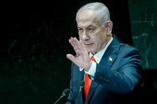 Ein Mann macht eine Geste mit seiner Hand