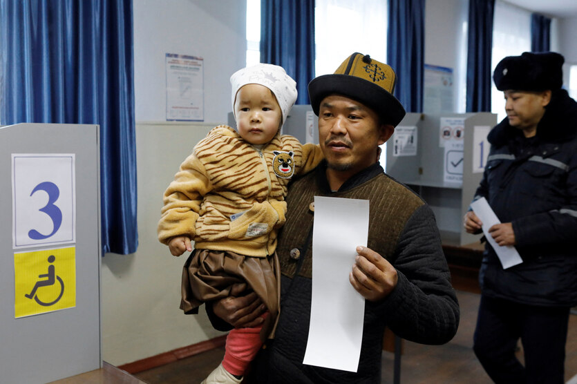 Ein Mann trägt ein Kind auf dem Arm