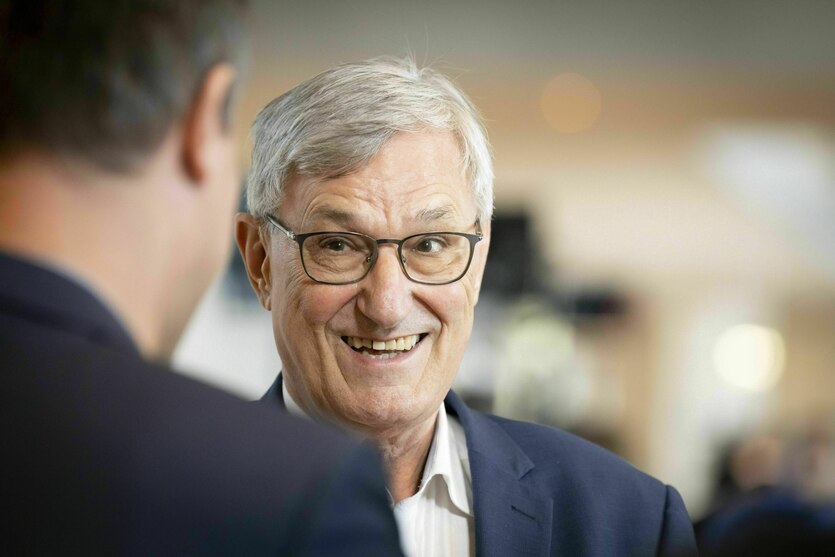 Ein Mann lächelt eine andere Person an