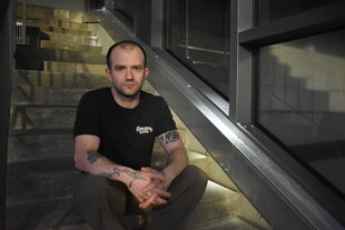 Nico Mohammadi sitzt auf einer Treppe in der Avus-Tribüne