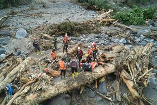 Rettungskräfte in einem zerstörten Flussbett