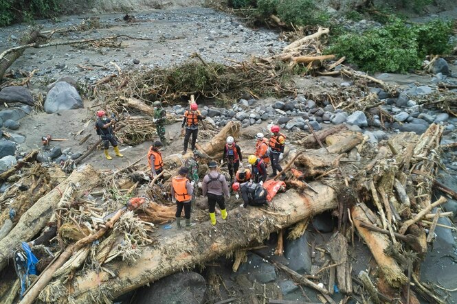 Rettungskräfte in einem zerstörten Flussbett