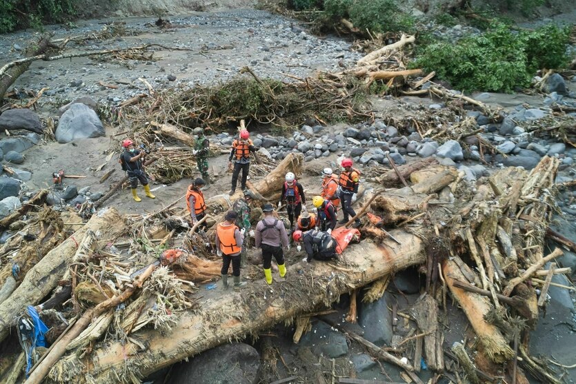 Rettungskräfte in einem zerstörten Flussbett