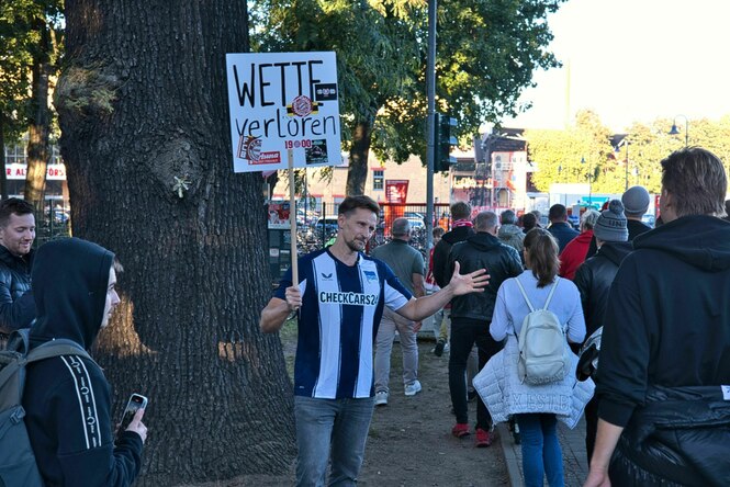 Thomas Melchior im Hertha-Trikot mit einem Schild mit der Aufschrift "Wette verloren"