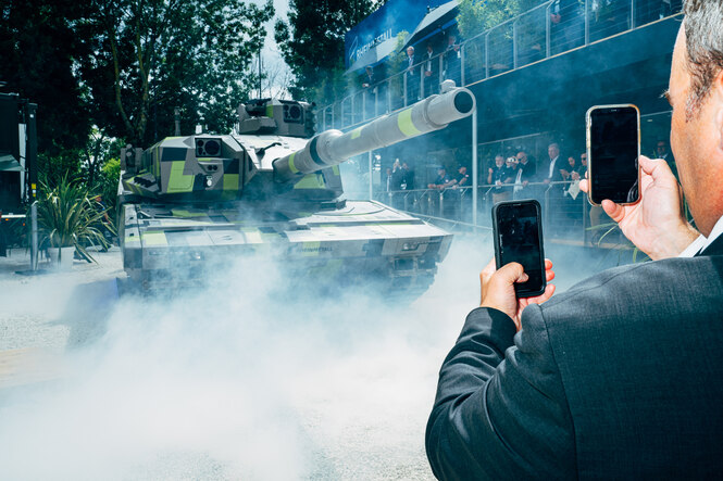 Ein Panzer auf einer Waffenmesse mit künstlichem Nebel.