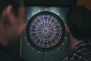 Dartscheibe, zwei Männerköpfe von hinten