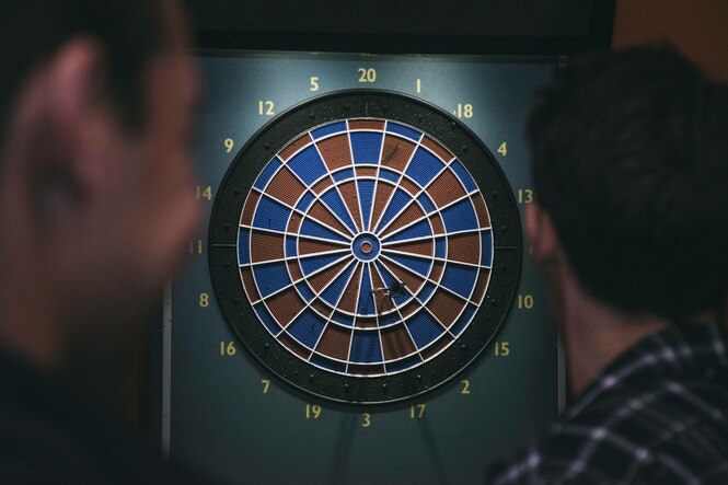 Dartscheibe, zwei Männerköpfe von hinten