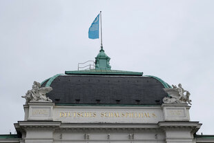 Auf der Fassade des Schauspielhauses Hamburg steht in goldenen Versalien der Schriftzug 