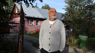 Porträt von Antonín Baláž vor seinem Haus