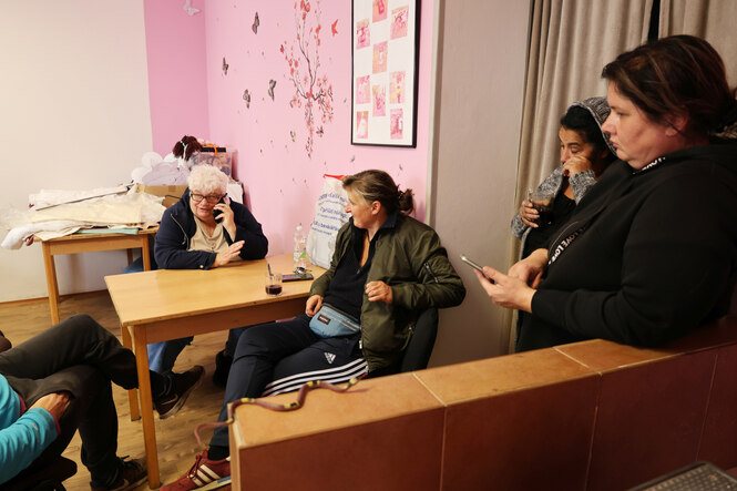 Eva Lehotská mit anderen Personen in einem Raum