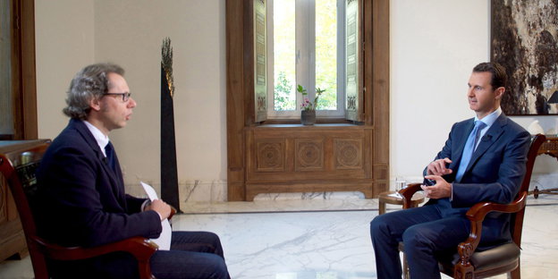 Der syrische Präsident Assad sitzt mit einem italienischen Reporter zu einem Interview zusammen.