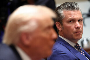 US-Verteidigungsminister Pete Hegseth mit US-Präsident Donald Trump.
