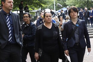 Elif Kubasik, die Witwe des ermordeten Mehmet Kubasik, und Anwältin Antonia von der Behrens vor dem Oberlandesgericht München.