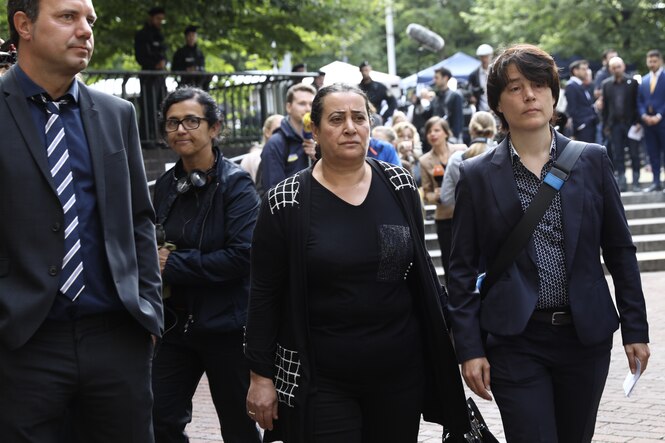 Elif Kubasik, die Witwe des ermordeten Mehmet Kubasik, und Anwältin Antonia von der Behrens vor dem Oberlandesgericht München.