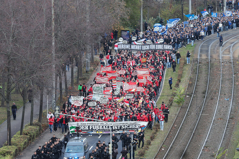 Fans von Union und Hertha protestieren