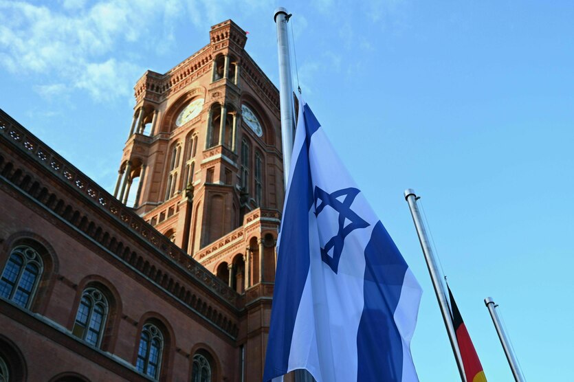Israelische Flagge vor dem Roten Rathaus