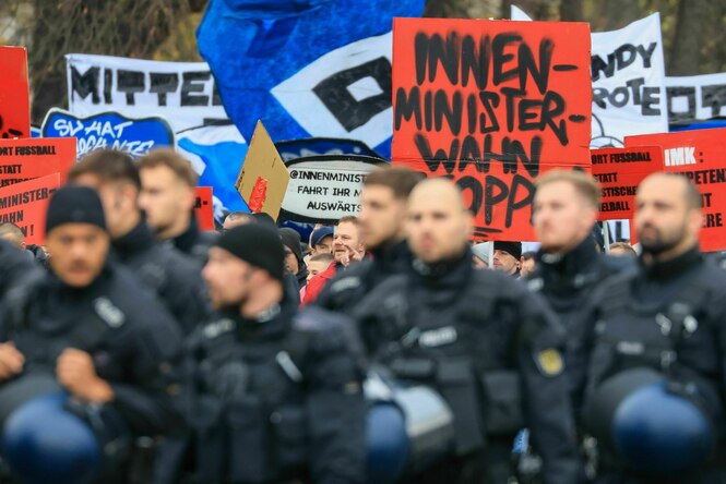 Fußballfans aus der ganzen Bundesrepublik protestieren gemeinsam in der Leipziger Innenstadt gegen strengere Sicherheitsmaßnahmen bei Fußballspielen